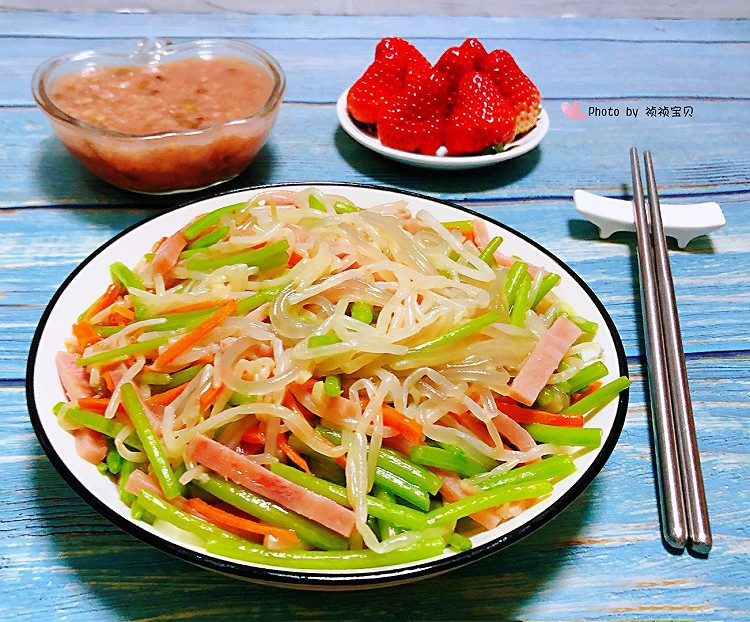 豆芽茼蒿火腿炒粉条的做法
