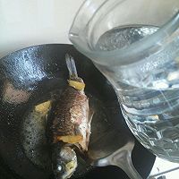 美白丰胸下奶木瓜鲫鱼汤的做法图解5