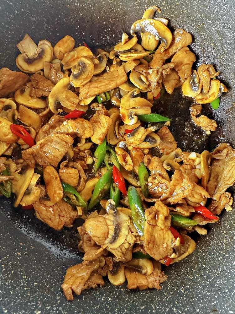 口蘑炒肉的做法