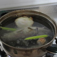 下奶燕窝—鲫鱼燕窝汤的做法图解2