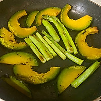 #中西结合还可以这么吃#杂蔬咖喱煎鸡肉块+土豆香肠沙拉的做法图解4
