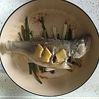 铸铁锅版蒸鲈鱼的做法图解2