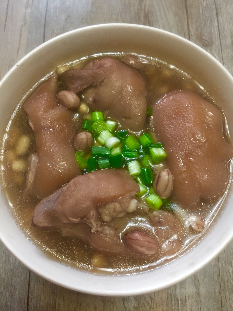 黄豆花生猪脚汤的做法