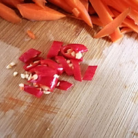 胡萝卜与鸡胸肉的结合的做法图解1