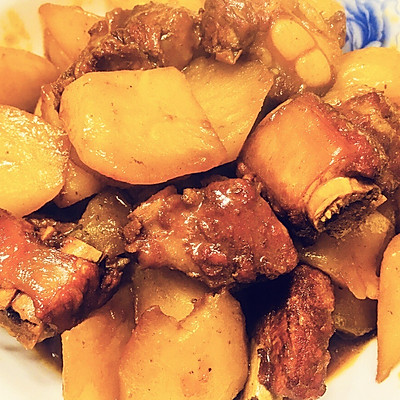 土豆焖排骨