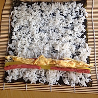 紫菜包飯（這是包一條紫菜包飯的用量噢！要做很多的要看著辦…）的做法图解5
