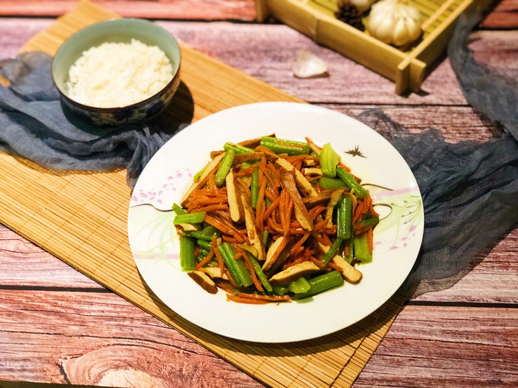 素食——芹菜胡萝卜炒香干的做法