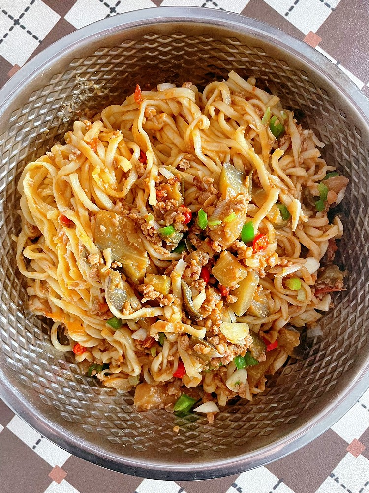肉酱茄丁焖面，这也太好吃啦！的做法