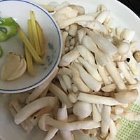 青菜炒蘑菇的做法图解1