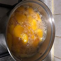自制黄桃罐头的做法图解1