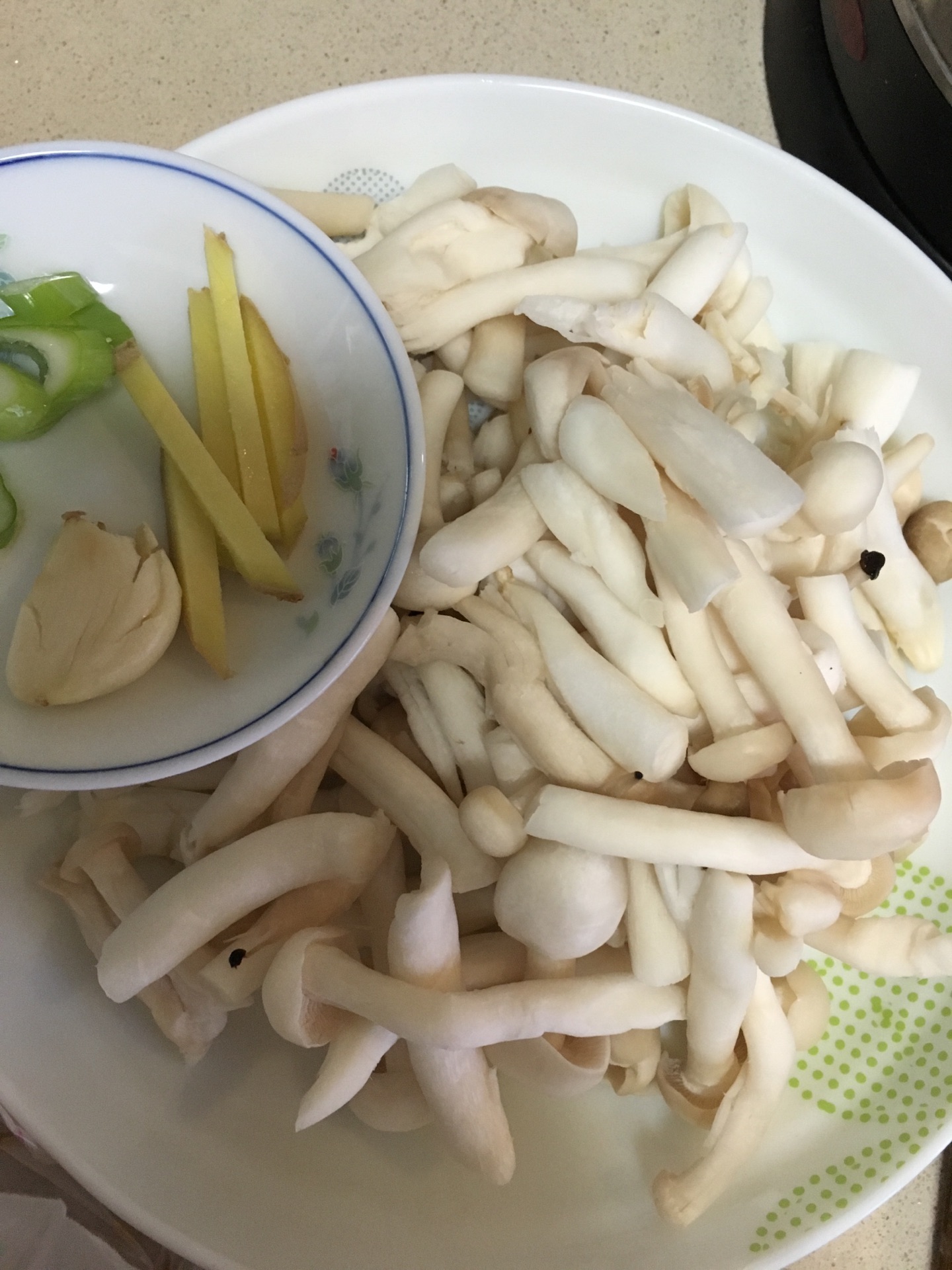 青菜炒蘑菇,青菜炒蘑菇的家常做法 - 美食杰青菜炒蘑菇做法大全