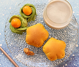 南瓜花朵小餐包，食材搭配丰富，健康营养早餐的做法