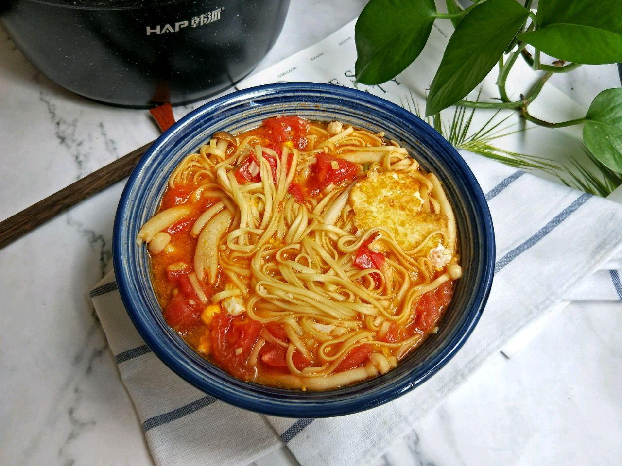 番茄菌菇湯麵條怎麼做_番茄菌菇湯麵條的做法_桃溪的小廚房_豆果美食