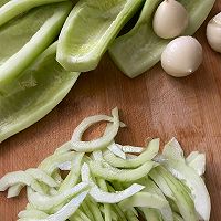 夏天餐桌上凉拌菜是少不了的、凉拌糖醋黄瓜的做法图解3