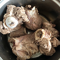 酸菜炖大骨头的做法图解1