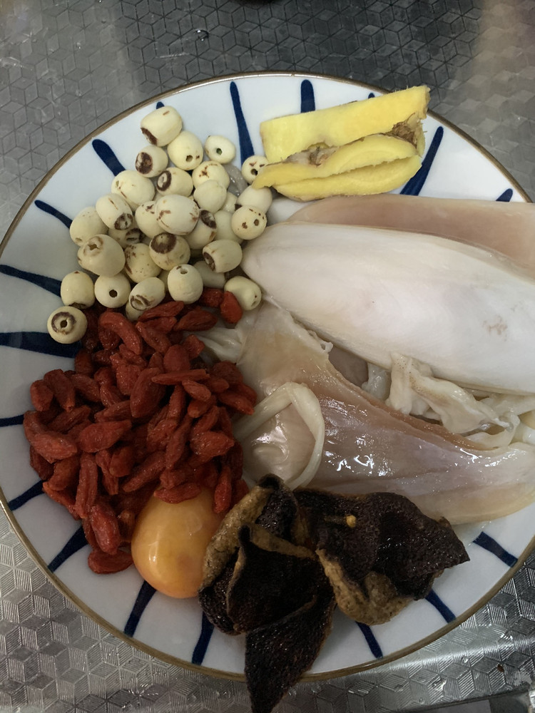 熬夜滋补的墨鱼莲子鸡的做法