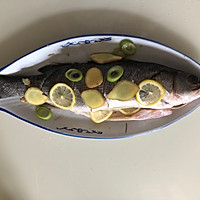 清蒸鱼不放料酒，也不腥不腻❗清蒸鲈鱼做法的做法图解3