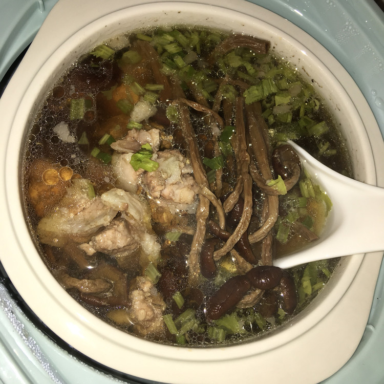 茶树菇排骨汤的做法