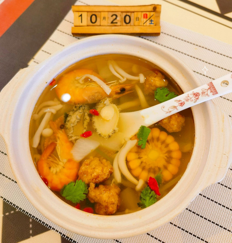 养胃鲜虾鲍鱼白萝卜菌菇丸子汤的做法
