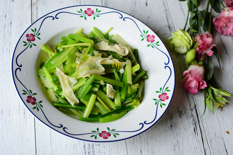 芹菜炒油豆皮的做法