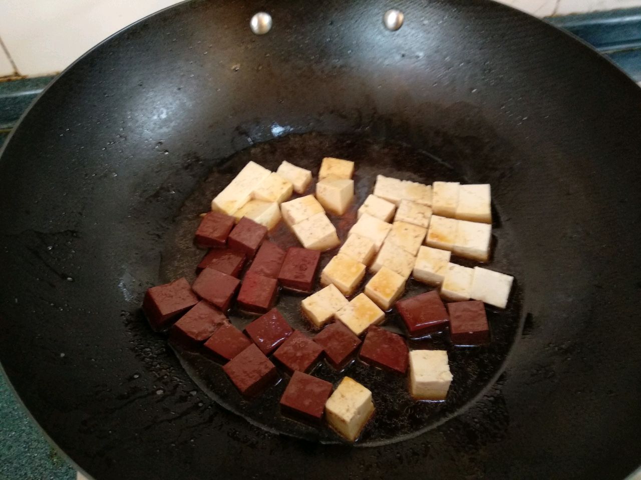 双椒烩双色豆腐怎么做_双椒烩双色豆腐的做法_月色家的小厨房_豆果美食