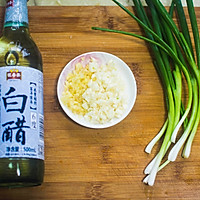 金汤酸菜巴沙鱼的做法图解2