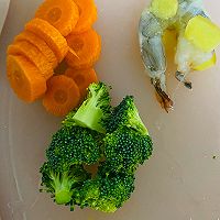 宝宝辅食：胡萝卜西蓝花虾肠的做法图解1
