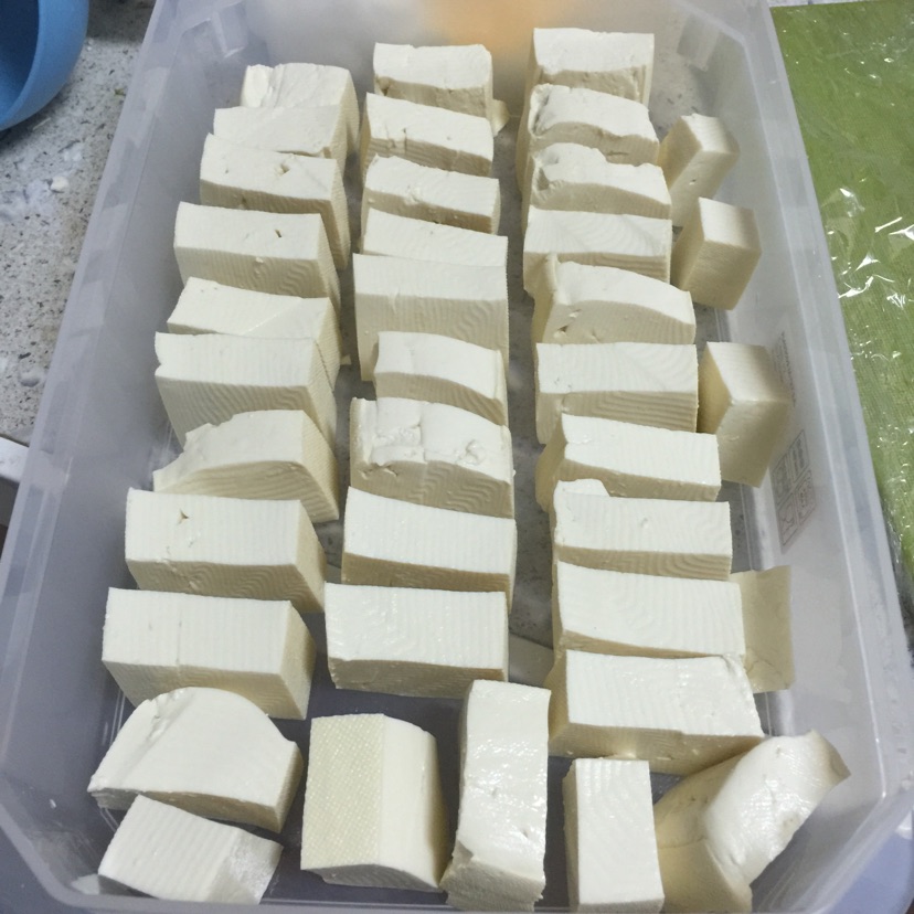 把切好的豆腐排放整齐的放在盒子里,每块豆腐要留点空隙方便发酵