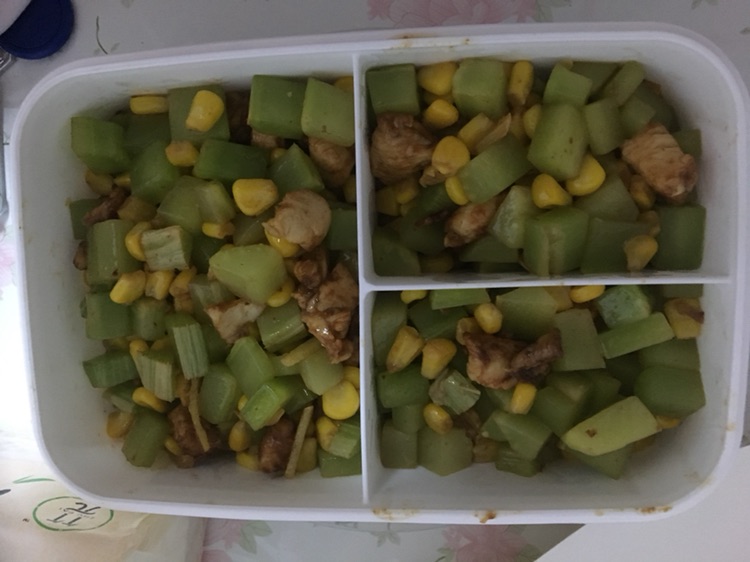莴笋玉米炒肉丁的做法