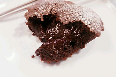 最简单的巧克力熔岩蛋糕