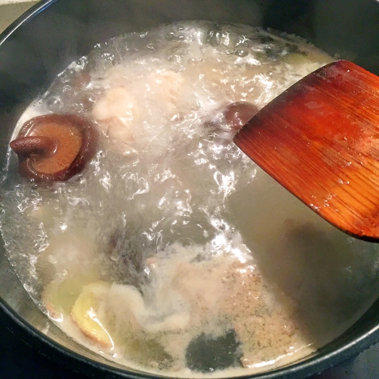 香菇鸡翅根卤面的做法图解3