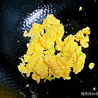 #我要上首焦#【孕妇食谱】腊肠时蔬炒饭，颜色好看，味道超赞～的做法图解4