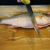 梁食清蒸鲈鱼的做法图解2