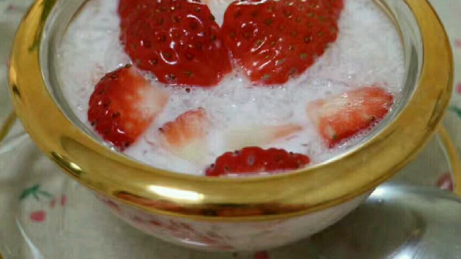 草莓牛奶燕窩的做法