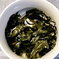 #刘畊宏女孩减脂饮食#刮油刷脂裙带菜虾滑豆腐汤的做法图解1