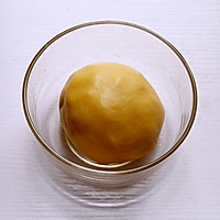 广式豆沙蛋黄月饼的做法图解3