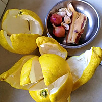 腊肉炆柚子皮的做法图解1