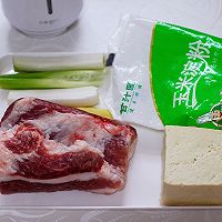 #新年开运菜，好事自然来#团团圆圆的香炸猪肉豆腐丸子的做法图解1