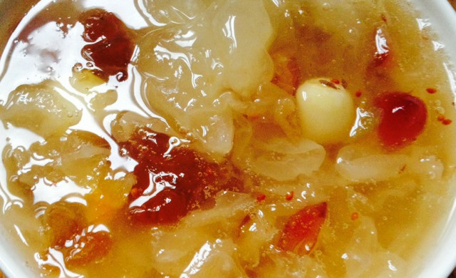 美容圣品——银耳桃胶羹