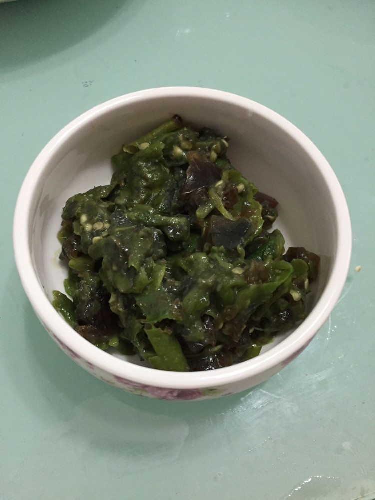 松花皮蛋抖辣椒的做法