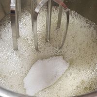 #金龙鱼精英百分百烘焙大赛阿狗战队#青柠酸奶纸杯蛋糕的做法图解5