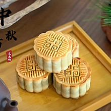 经典传统馅料月饼：豆沙蛋黄月饼