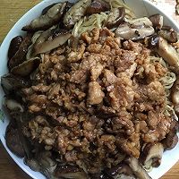 肉片香菇蚝油捞面的做法图解8