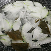 虾皮海带冬瓜汤的做法图解2
