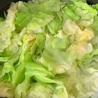 包菜拌煎蛋的做法图解1