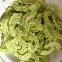 不苦苦瓜炒蛋的做法图解1