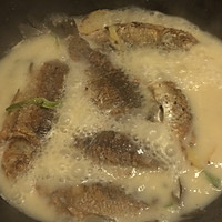 奶汤小鲫鱼的做法图解2