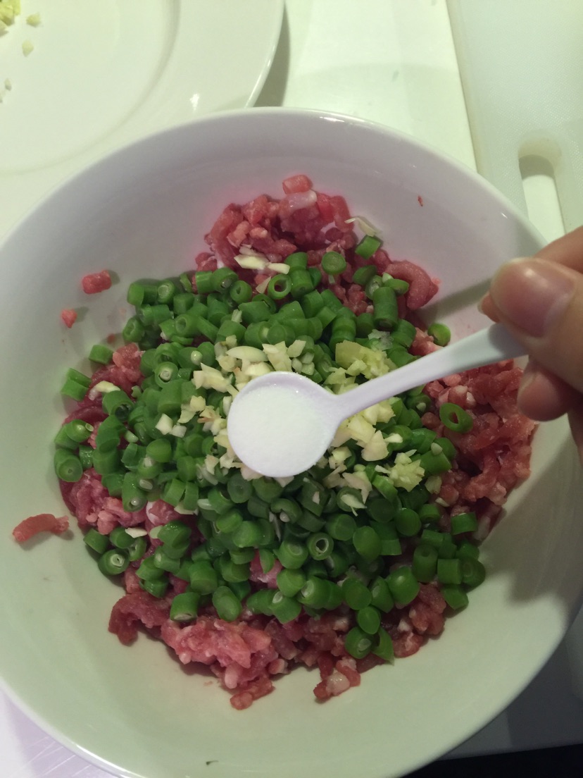 南方爽口豆角猪肉饺子的做法图解4