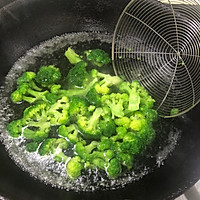 减脂虾仁西兰花的做法图解2