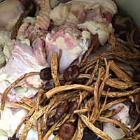 鸡炖茶树菇酸菜的做法图解1